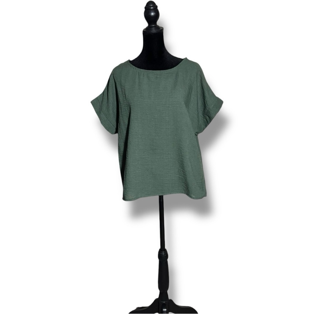 Casual Loose Fit Green Short Sleeve Boxy Top Accented with White Buttons in Back - Picture 2 of 15